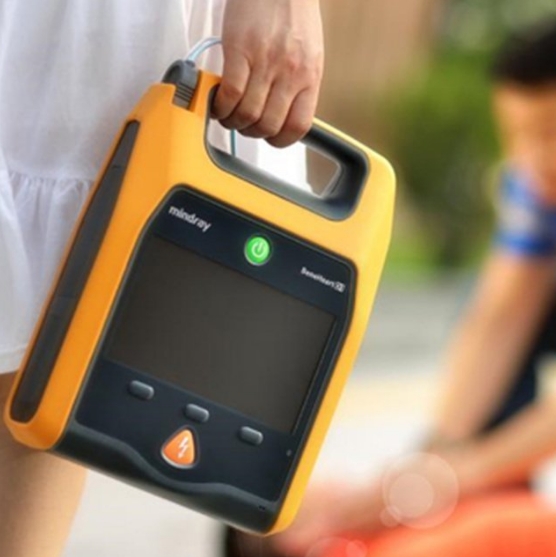 高效急救的關(guān)鍵：便攜式自動(dòng)體外除顫器（AED）在公共場所的應(yīng)用與普及