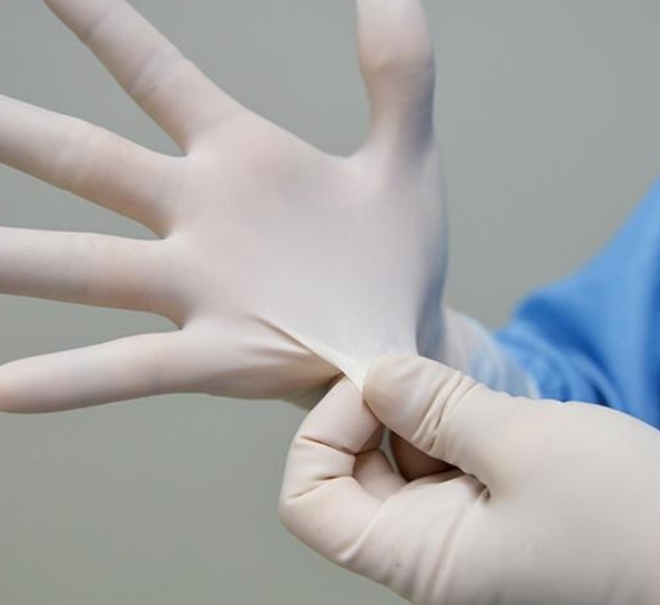 醫(yī)用手套：觸感與防護(hù)兼?zhèn)洹t(yī)用手套的材質(zhì)和應(yīng)用場(chǎng)景解析